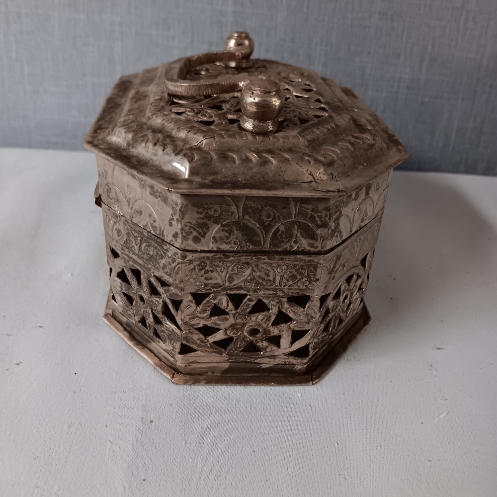 Vintage Brass Filigree Jewelry Trinket Box Hinged Lidded Floral Keepsake Chest - Picture 7 of 10